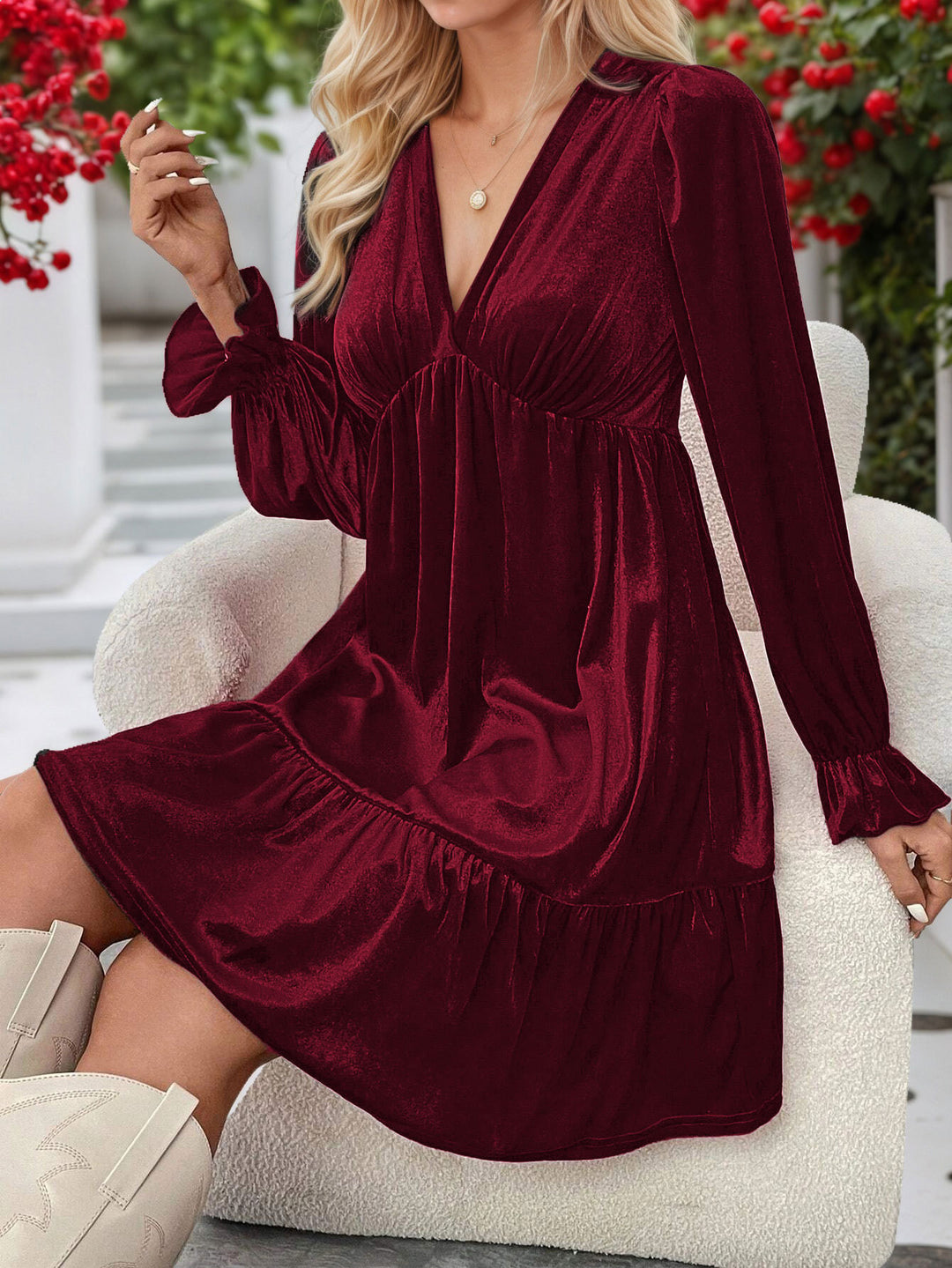 Damen samtiges A‑Linien‑Midikleid mit tiefem V‑Ausschnitt, gerafftem Bustier, Empire‑Passform und Volantstufen Eichborn Berlin
