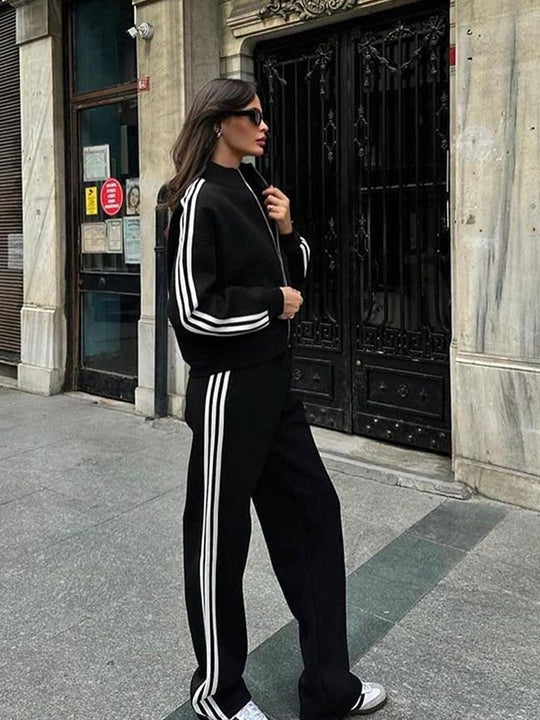 Damen sportlicher zweiteiliger Jogginganzug mit Stehkragen, durchgehendem Reißverschluss und seitlichen Kontraststreifen Eichborn Berlin