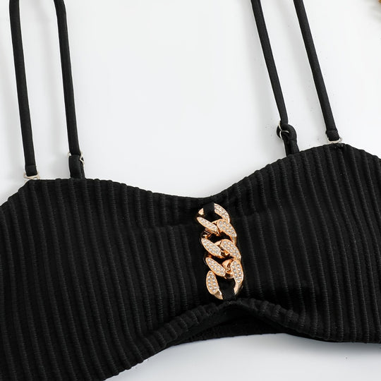 Damen Bikini Set mit elegantem Rüschen-Detail und modischen Kettenakzenten EB