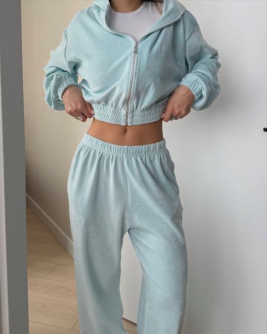Damen cropped Kapuzen-Zipjacke mit gerafftem Elastiksaum und hochtaillierter Relax-Hose aus softem Sweat Eichborn Berlin