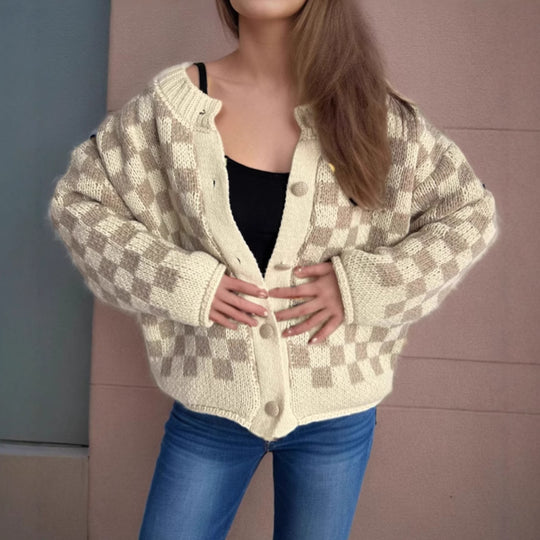 Damen Grobstrickjacke mit modernem Karomuster und praktischen Knopfdetails EB