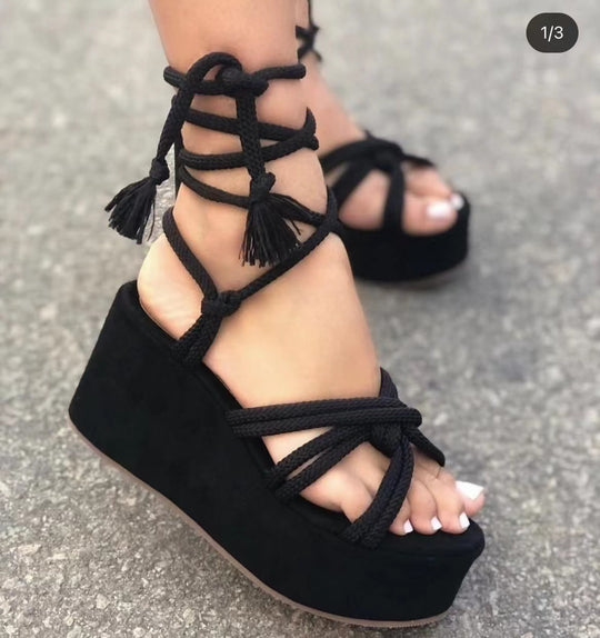 Damen Wedge-Sandalen mit verstellbarem Schnürdesign und eleganten Quasten EB