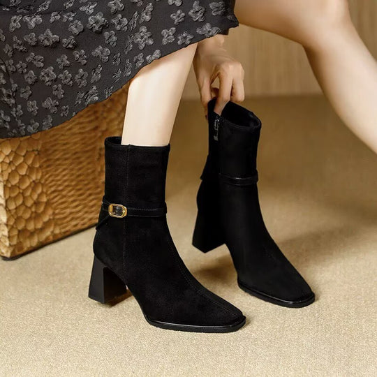 Damen  elegante Veloursleder-Stiefelette mit mittlerem Blockabsatz und dekorativem Schnallenriemen EB