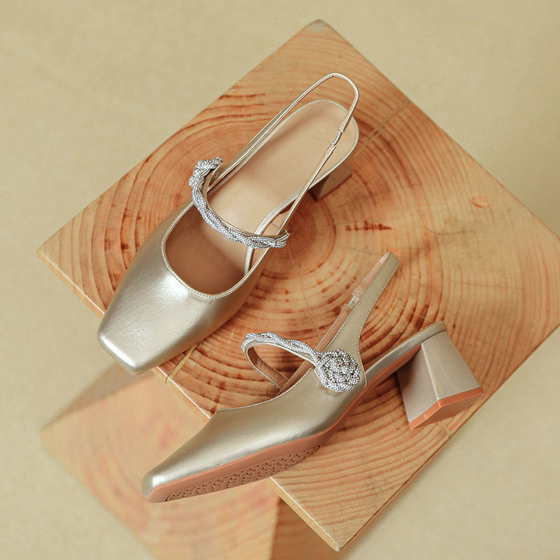 Damen Slingback-Pumps mit elegantem Glanz und dekorativem Riemen EB