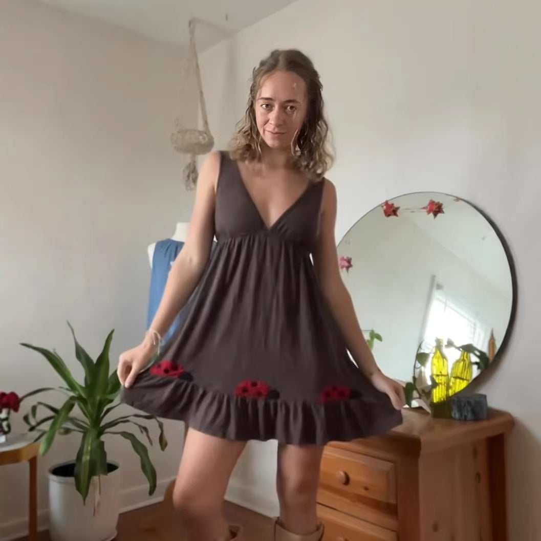 Damen nan kurzes Trägerkleid mit tiefem V-Ausschnitt, Empire-Taille und Marienkäfer-Stickerei EB