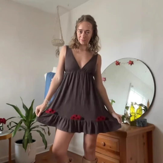 Damen nan kurzes Trägerkleid mit tiefem V-Ausschnitt, Empire-Taille und Marienkäfer-Stickerei EB
