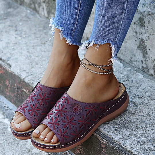 Damen Komfortable Clogs mit floralen Applikationen und anatomischem Fußbett EB