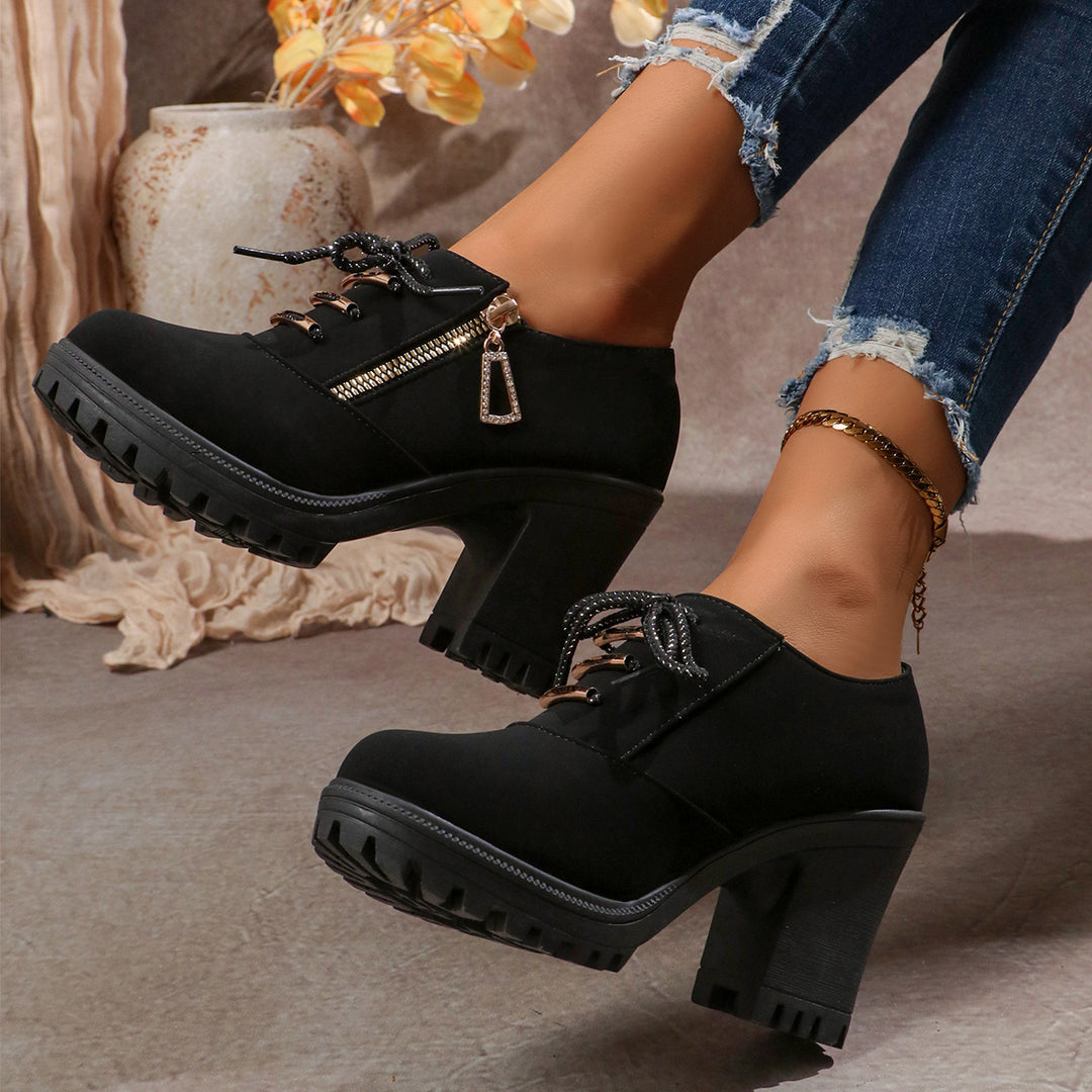 Damen nan elegante Schnür-Booties mit robustem Profilabsatz, seitlichem Reißverschluss und dekorativem Anhänger EB