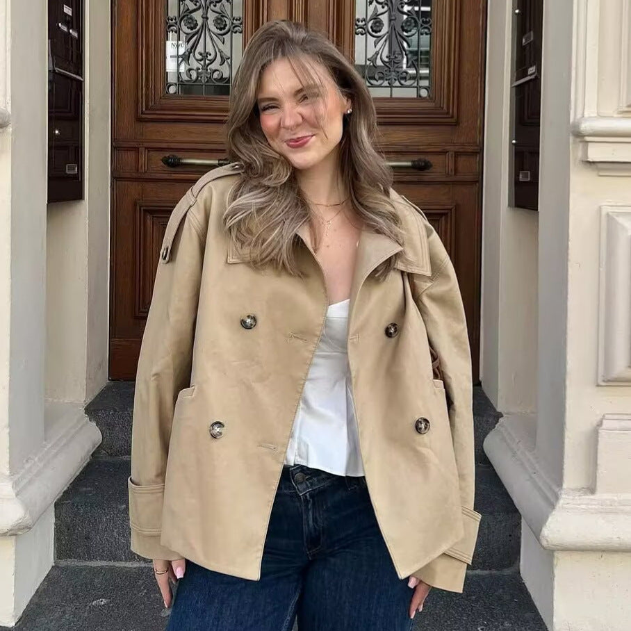 Damen nan kurz geschnittener doppelreihiger Trenchcoat mit Schulterpatten und aufgesetzten Klappentaschen EB