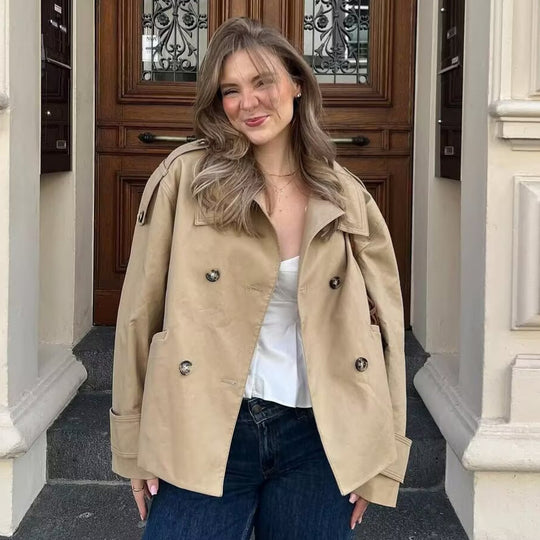 Damen nan kurz geschnittener doppelreihiger Trenchcoat mit Schulterpatten und aufgesetzten Klappentaschen EB