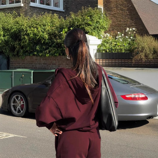 Damen gekürztes Kapuzen-Sweatshirt mit Oversize-Ärmeln und high-waist Wide-Leg Freizeithose Eichborn Berlin