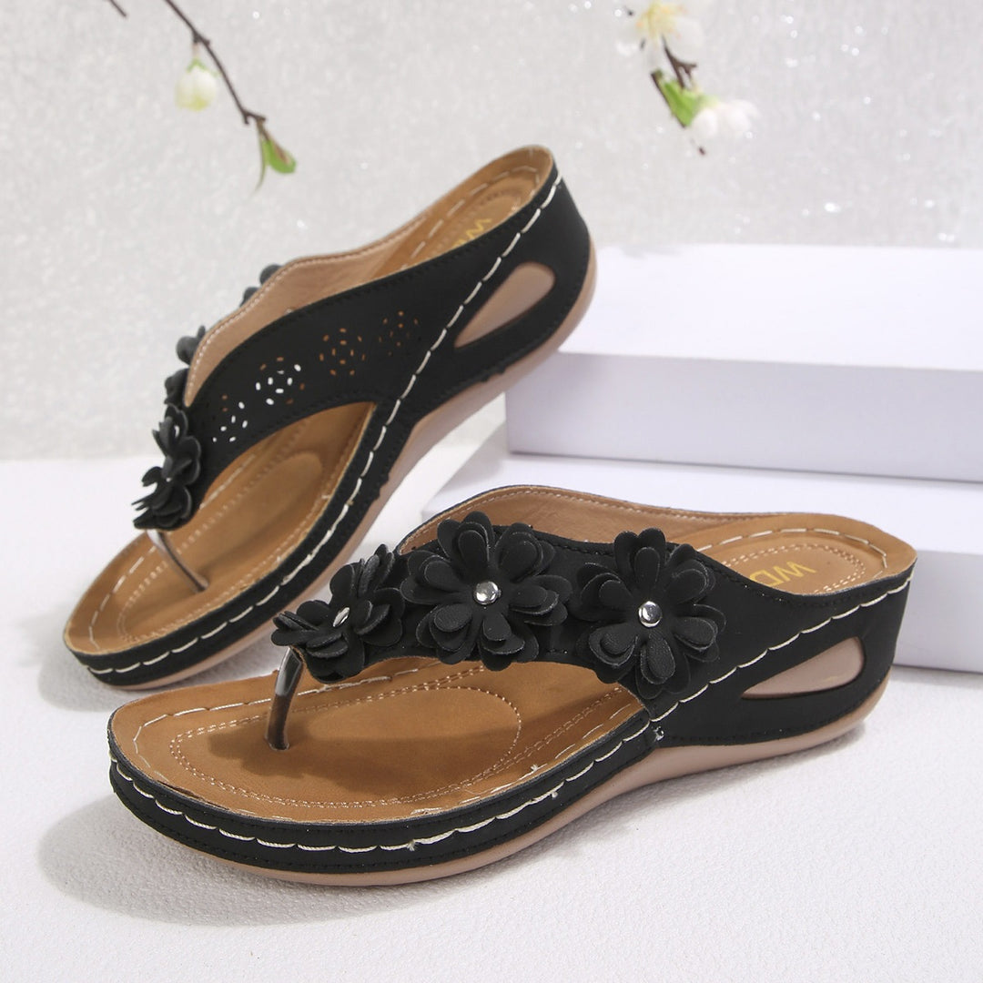 Damen Blumengezierte Zehentrenner-Sandalen mit ergonomischem Fußbett EB