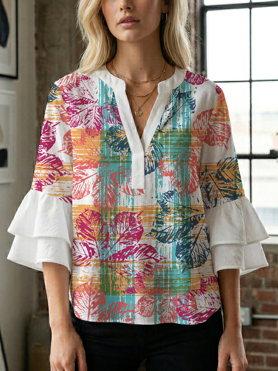 Damen Bluse mit voluminösen Flügelärmel und intensivem Blattmuster EB