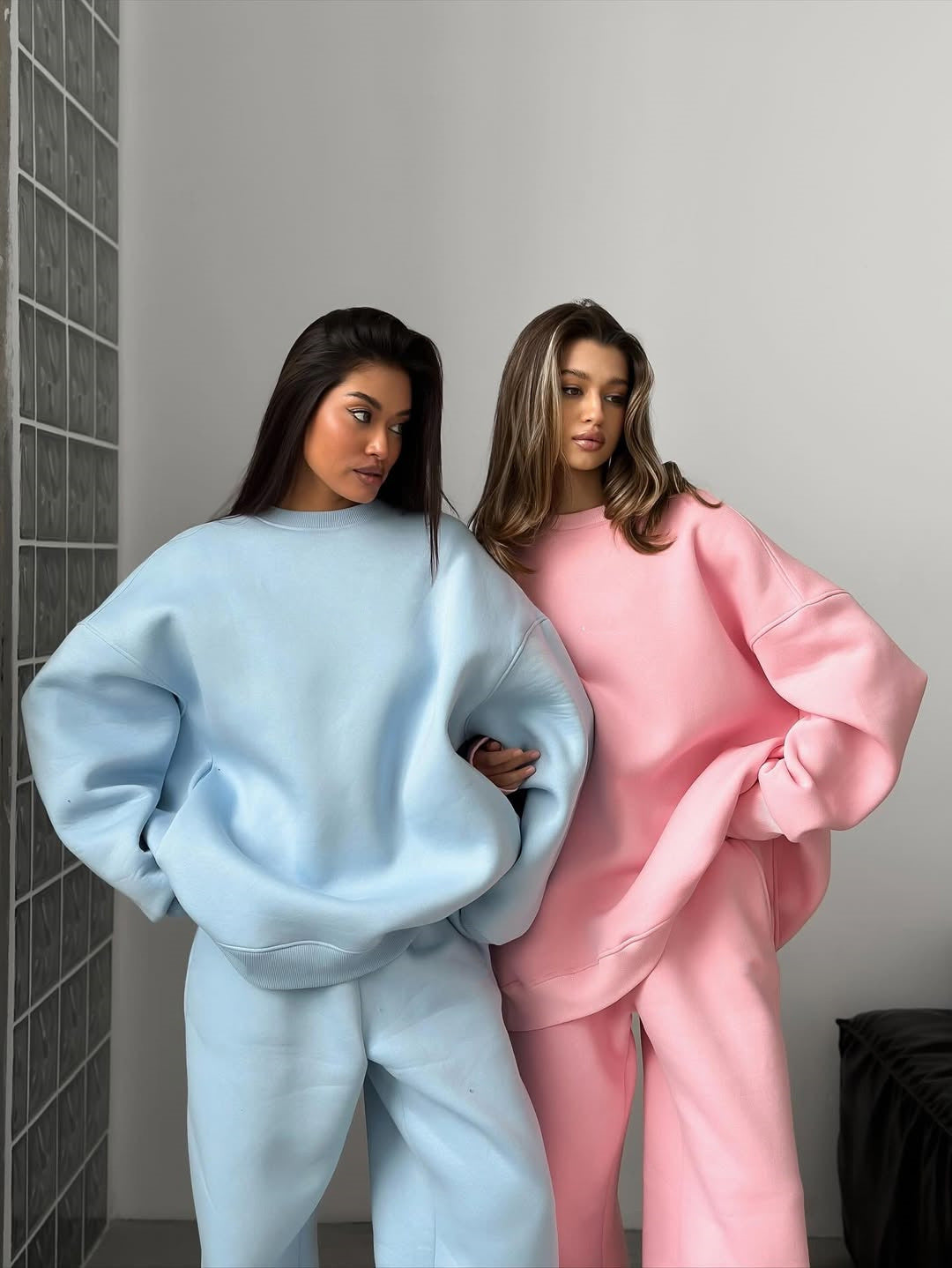 Damen Oversized Lounge-Set aus schwerem Neopren-ähnlichem Fleece mit weitem Raglan-Sweater und gerader Relax-Hose EB