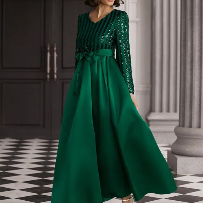 Damen Glamouröses Maxikleid mit Paillettenakzenten und schimmerndem Rock EB