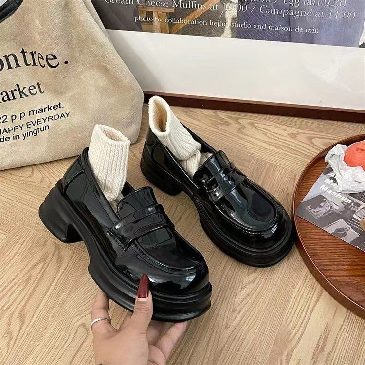 Damen modische Loafers aus glänzendem Material mit breitem Sohlenprofil EB