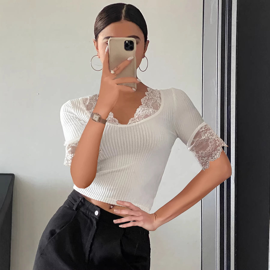 Damen Kurzarm-Bluse mit Spitzenärmel und dekorativem V-Ausschnitt EB