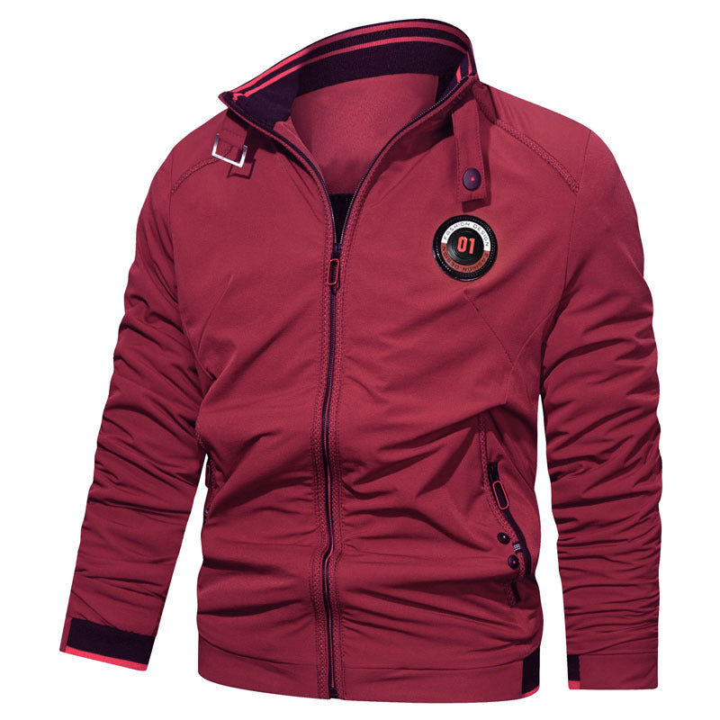 Herren Casual Zip‑Sweatjacke mit Stehkragen, Reißverschlusstaschen und Badge‑Detail EB