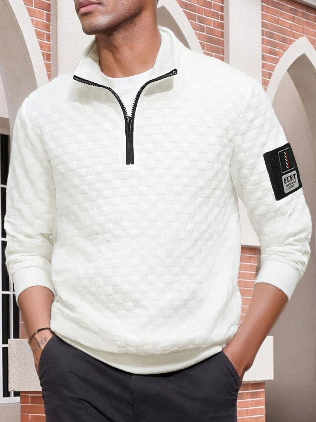 Herren nan strukturierter Stehkragen-Halbzip-Pullover mit Karosteppung, elastischen Bündchen und Ärmel-Patch EB