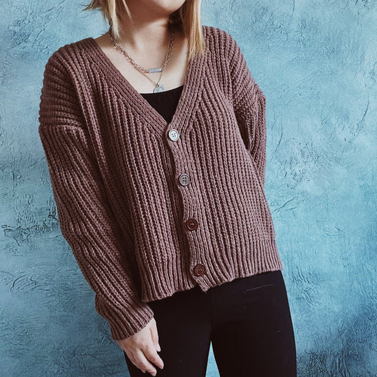 Damen kuschelige Strickjacke mit modernen Knopfdetails und weitem Schnitt EB