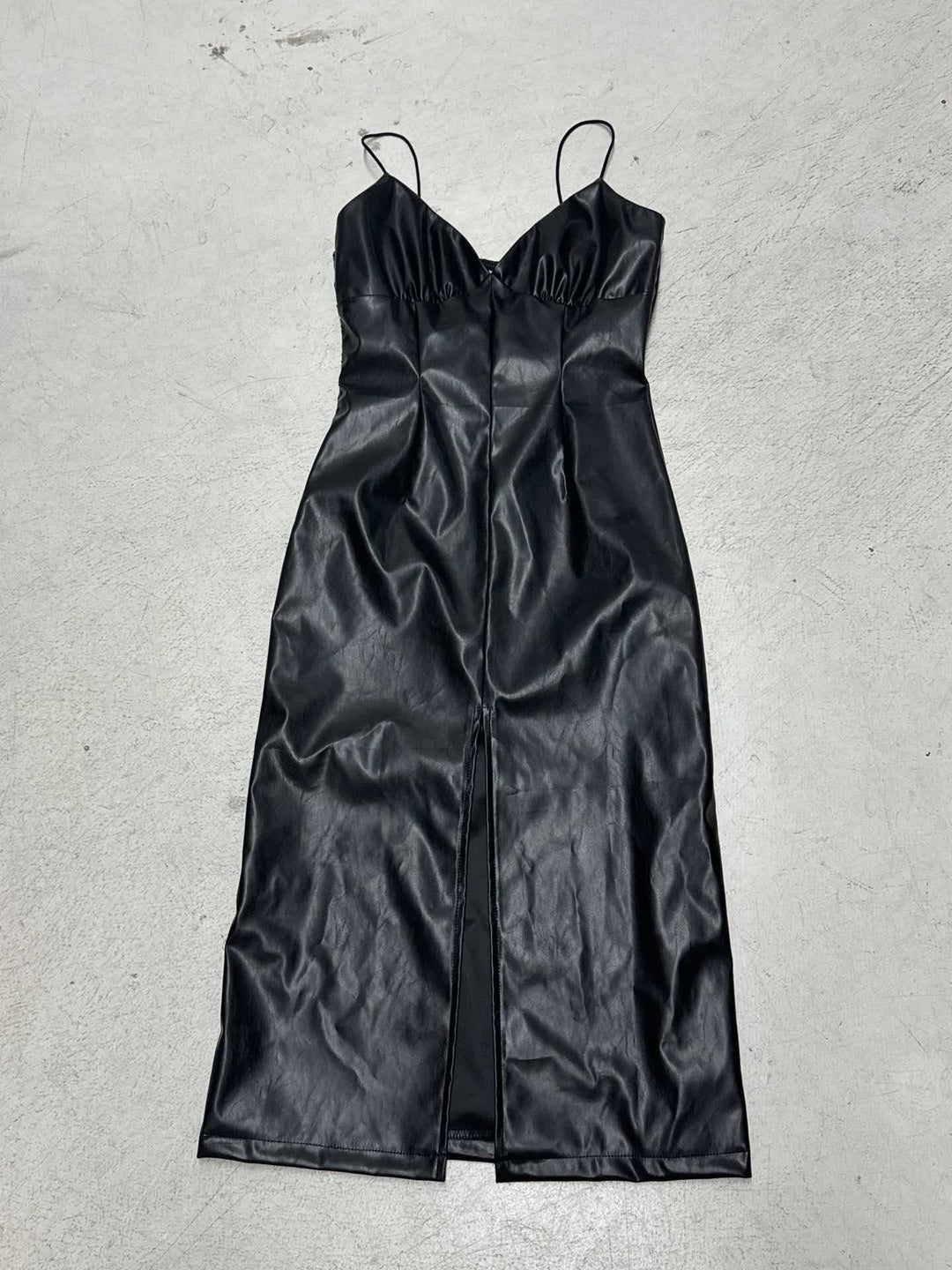 Damen elegantes bodenlanges Kleid aus glattem Kunstleder mit doppelten Trägern und hohem Schlitz EB