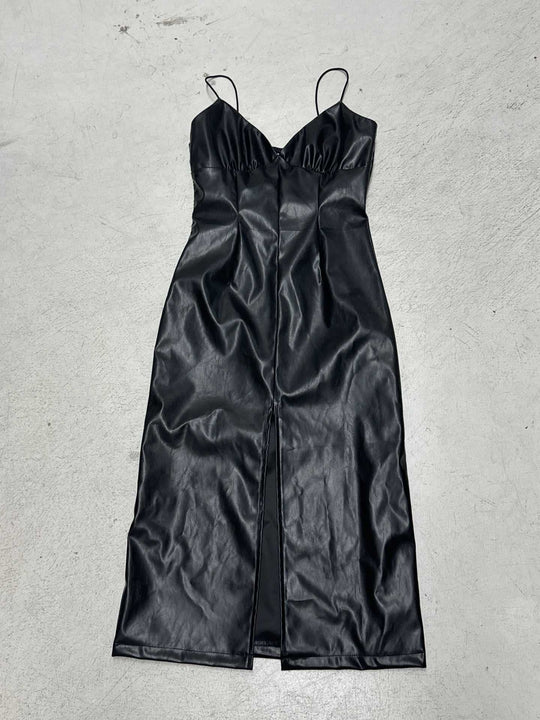 Damen elegantes bodenlanges Kleid aus glattem Kunstleder mit doppelten Trägern und hohem Schlitz EB