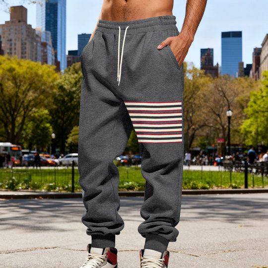 Herren Relaxed-Fit Jogginghose mit seitlicher Streifenapplikation, Kordelzug & gerippten Bündchen EB