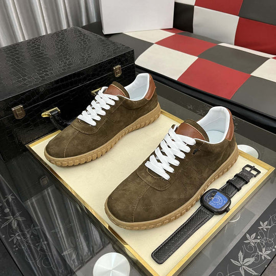 Damen Sportliche Sneakers aus weichem Wildleder mit eleganten Lederakzenten EB