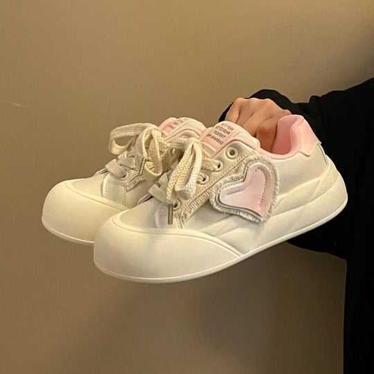 Damen Sneakers im verspielten Heart-Design mit atmungsaktiver Oberflächenstruktur EB