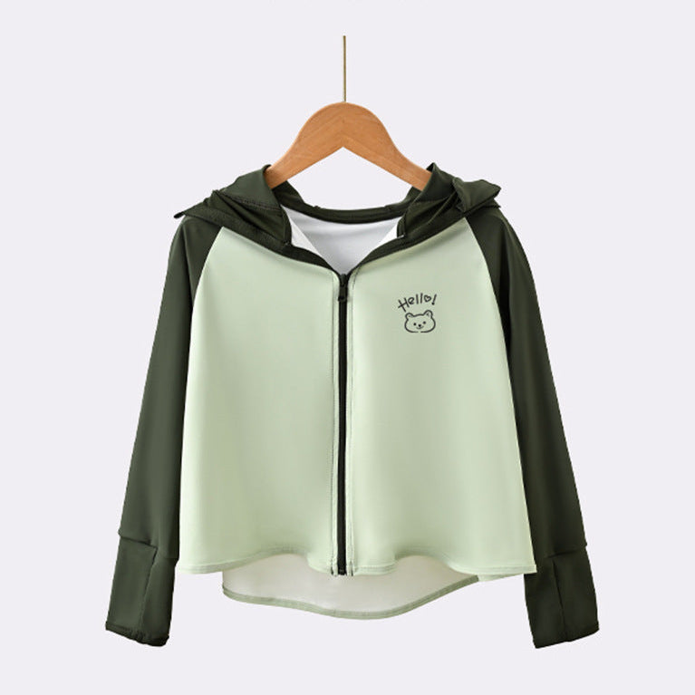 Damen leichte Sportjacke mit Kapuze und dezentem Motiv EB