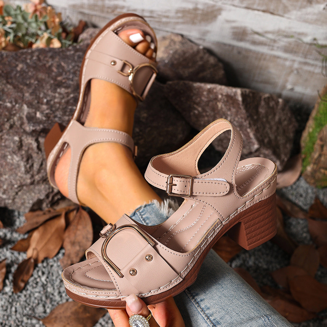 Damen Sandaletten mit mittelhohem Blockabsatz, verstellbarem Knöchelriemen und dekorativem Metallornament EB