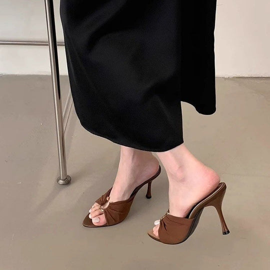 Damen elegante Mules mit geschwungenem Riemchen und zierlichen Details EB