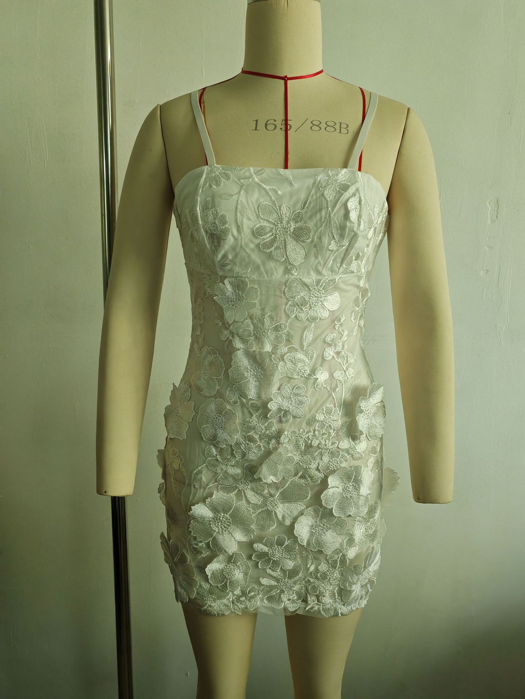 Damen Elegantes Cocktailkleid mit zarter Blumenstickerei EB