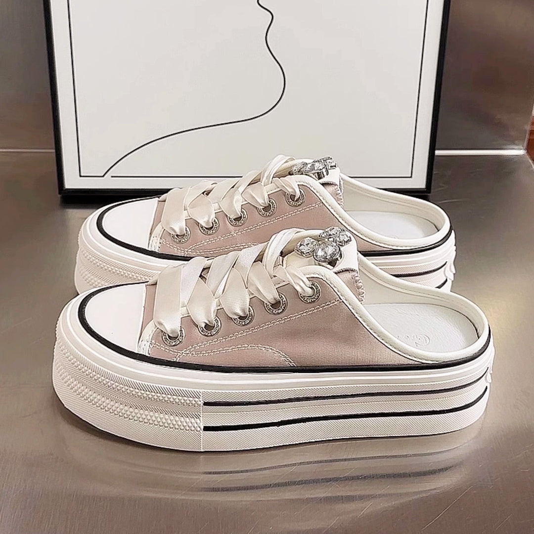 Damen Plateau Sneaker mit glänzenden Akzenten und modischem Schnürdesign EB