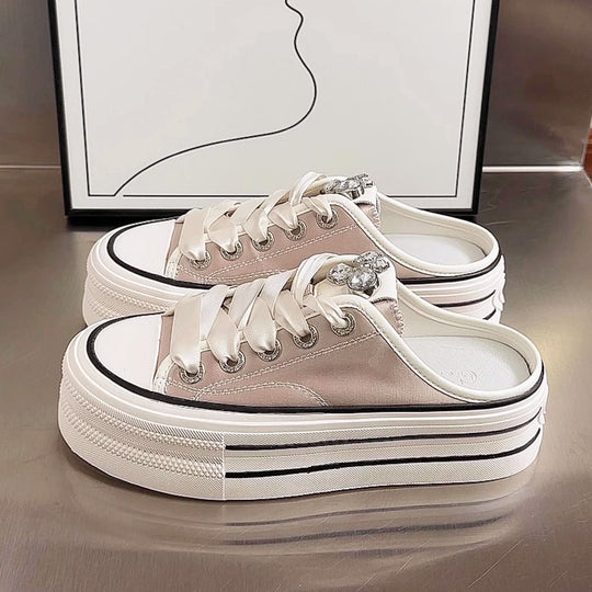 Damen Plateau Sneaker mit glänzenden Akzenten und modischem Schnürdesign EB
