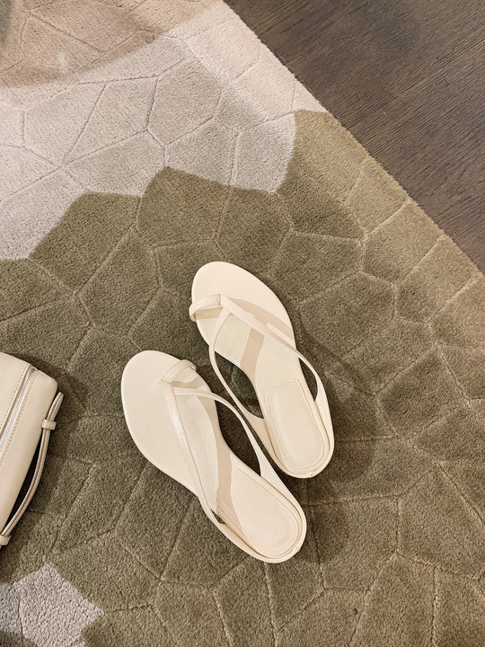 Damen Zehentrenner-Sandalen mit elegantem Riemendesign und flexiblem Fußbett EB