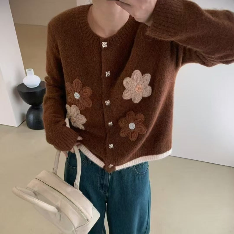 Damen Strickjacke mit floralen Applikationen und eleganten Knopfdetails EB