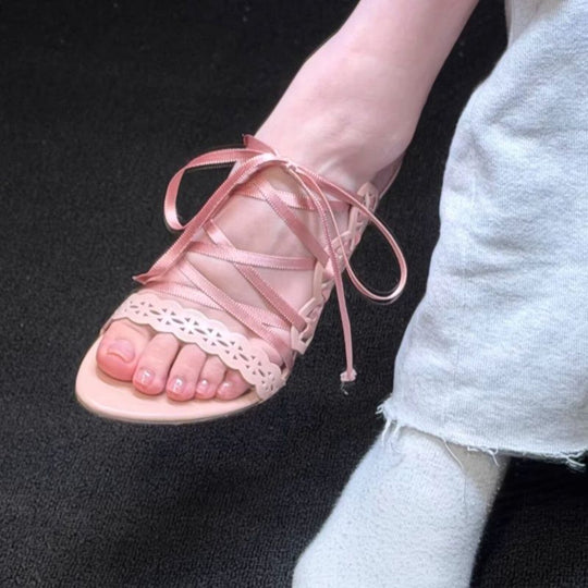 Damen Schnürsandalen aus Softmaterial mit zierlichen Riemen EB