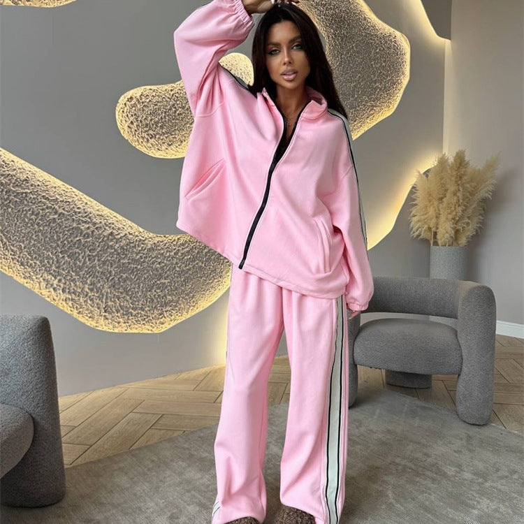 Damen weiches Oversize-Zweiteiler Trainingsset mit Reißverschlussjacke und weiter hochgeschnittener Jogginghose mit Kontraststreifen Eichborn Berlin