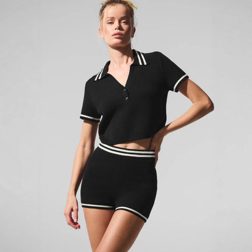 Damen Sportliches Kurzarm-Oberteil mit farblich abgesetztem Polokragen und passenden Shorts EB