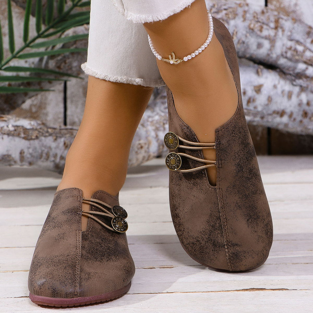 Damen  flache Slipper-Pantoletten aus Wildlederoptik mit elastischer Schnürung und dekorativem Zierknopf EB