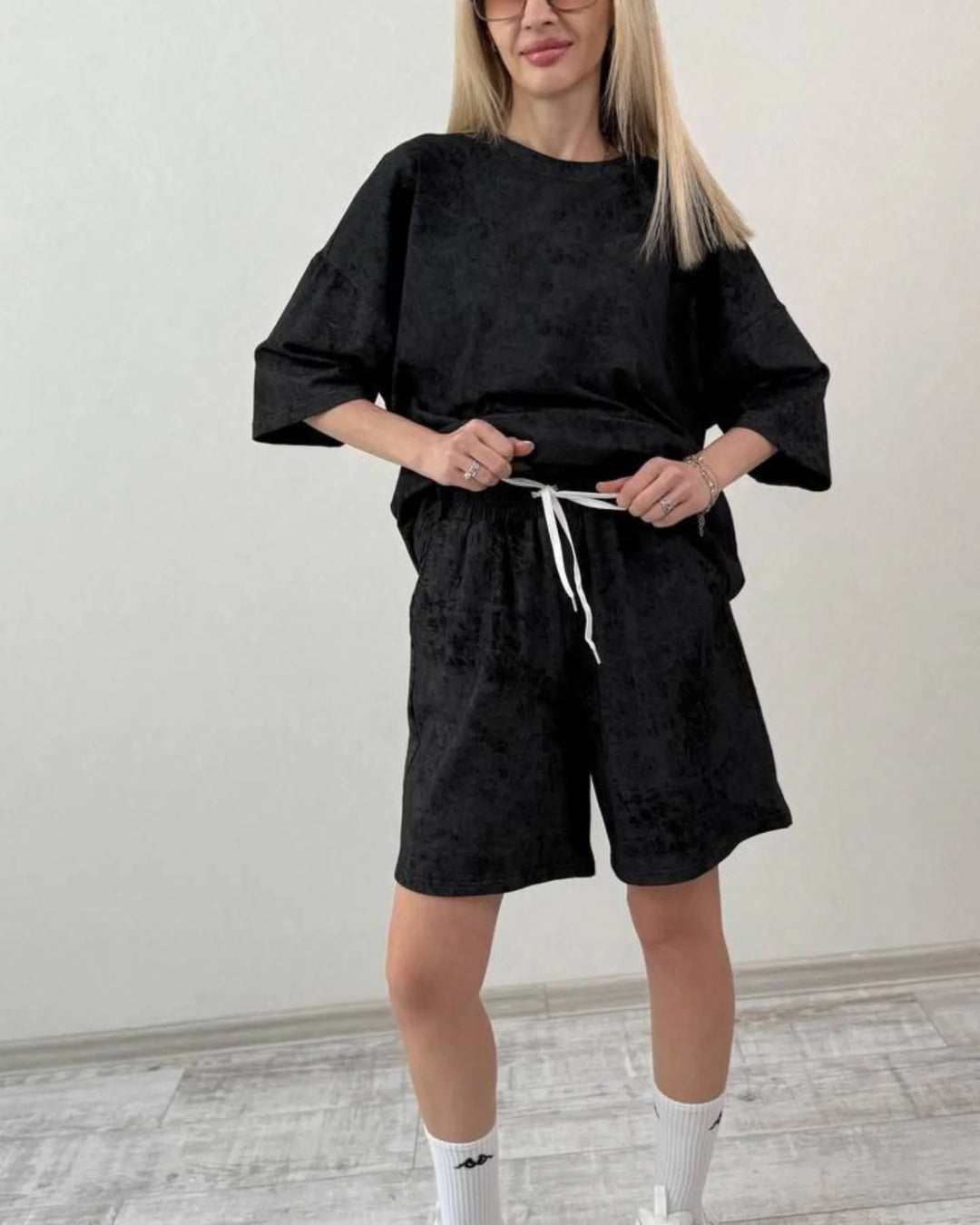 Damen elegantes Freizeit-Set aus locker sitzendem T-Shirt und kurzen Pants EB