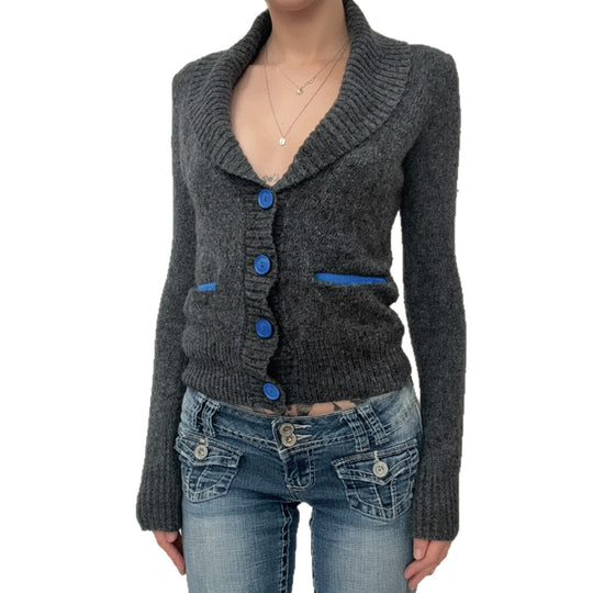 Damen nan kurze Strickjacke mit Schalkragen, Zierknopfleiste und kontrastierenden Taschenpaspeln EB