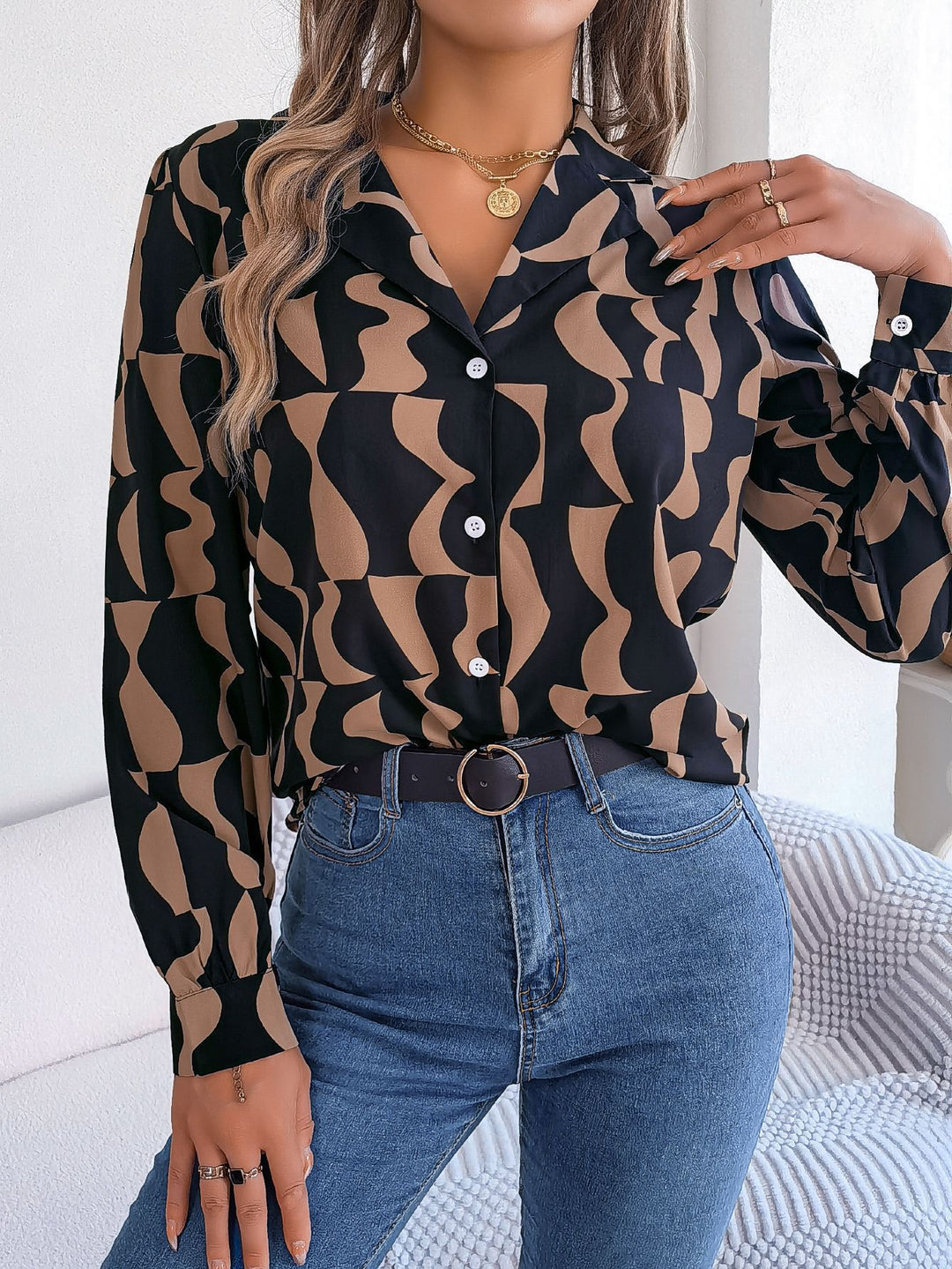 Damen Hemdbluse mit modernem grafischem Muster und eleganter Button-Down-Leiste EB