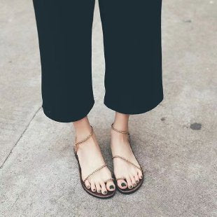 Damen flache Fußsohlen-Sandalen mit zarten Ketten-Details EB