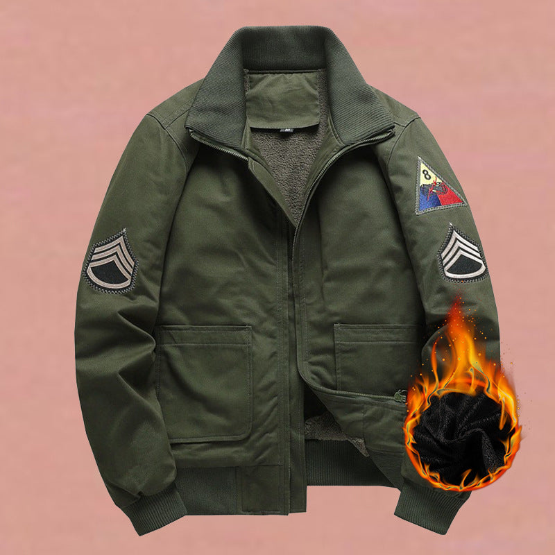 Herren nan militärisch inspirierte Bomberjacke mit aufgesetzten Patches, verdecktem Reißverschluss und elastischen Bündchen EB