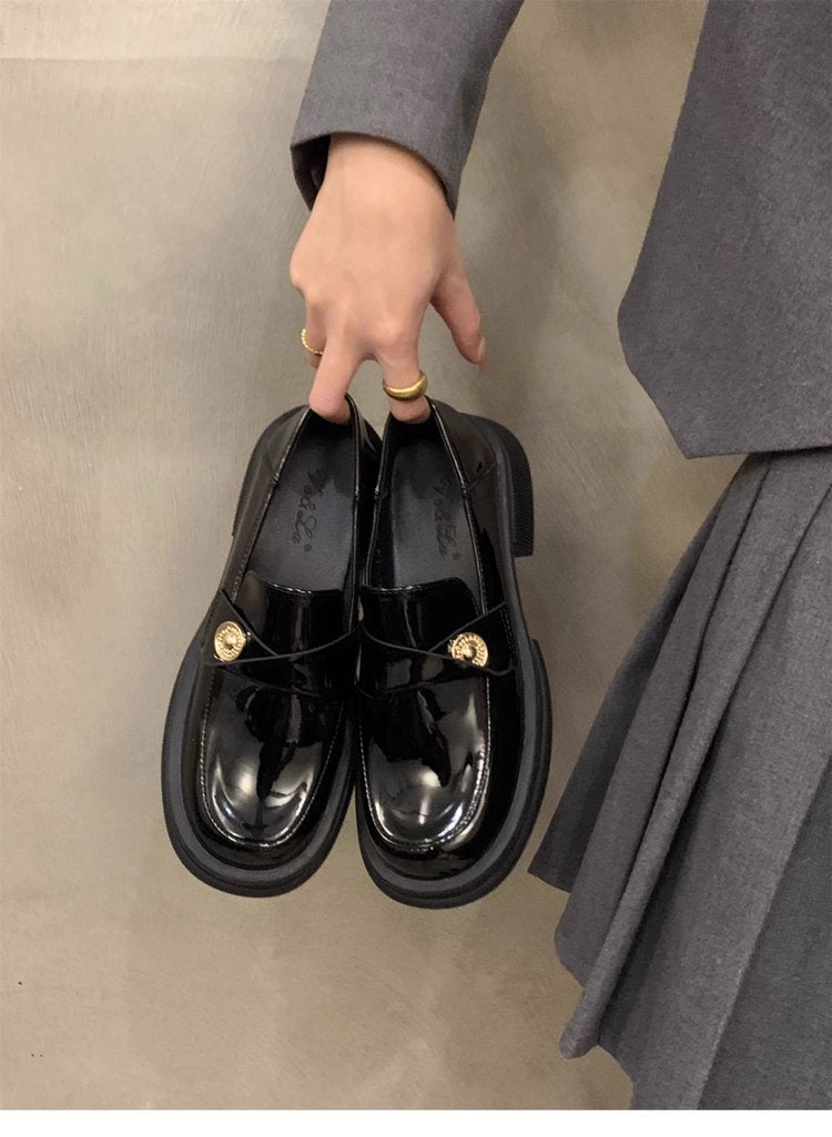 Damen elegante Lackleder-Mokassins mit goldener Schnallenverzierung EB