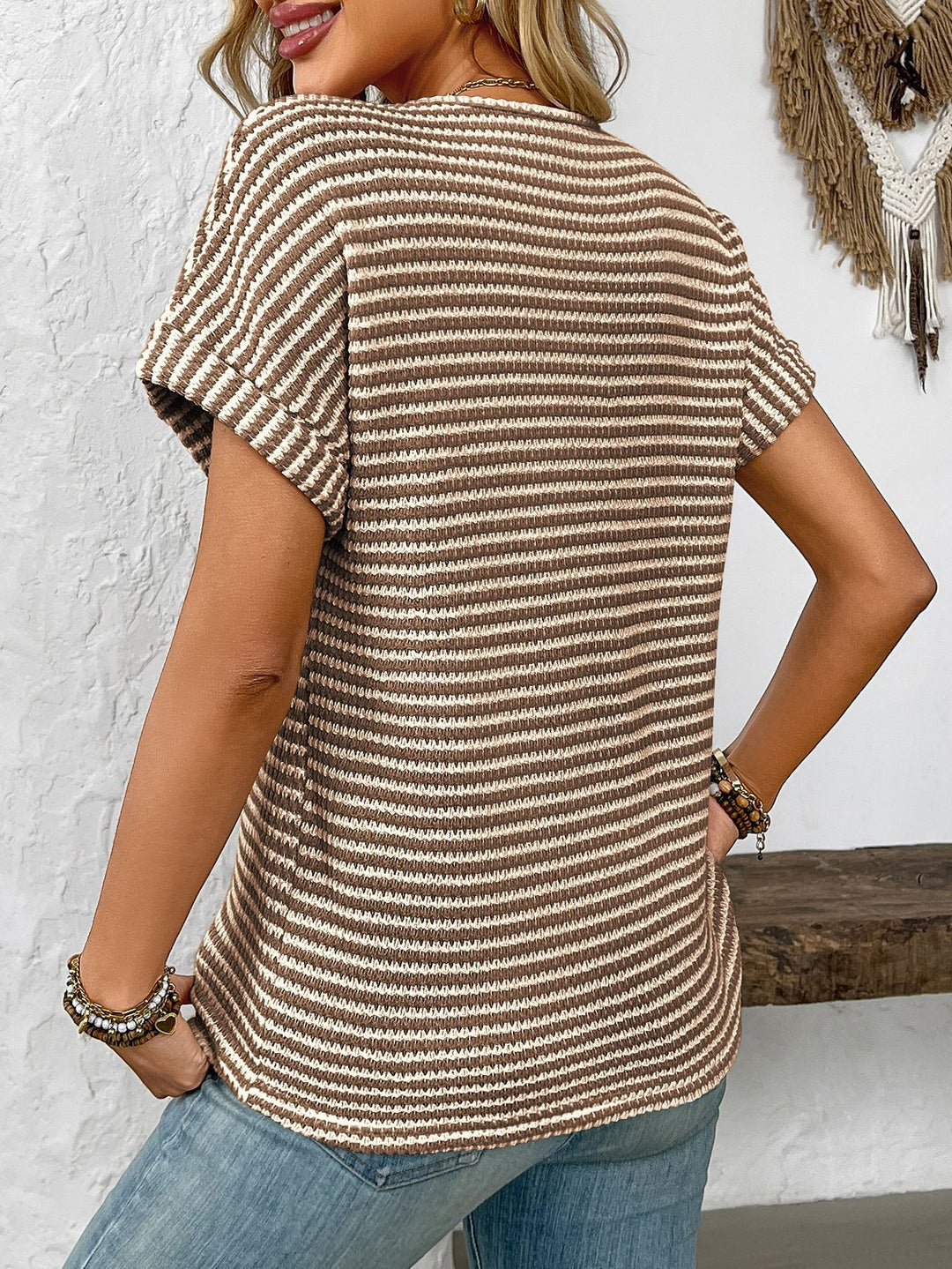 EB | Locker gestreiftes T-Shirt mit V-Ausschnitt