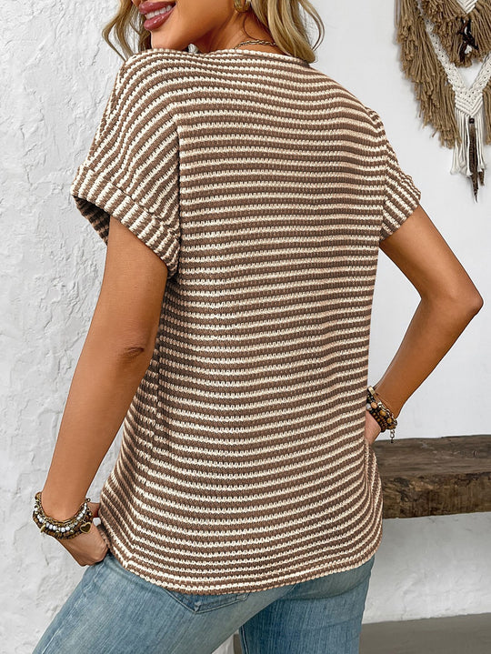 EB | Locker gestreiftes T-Shirt mit V-Ausschnitt