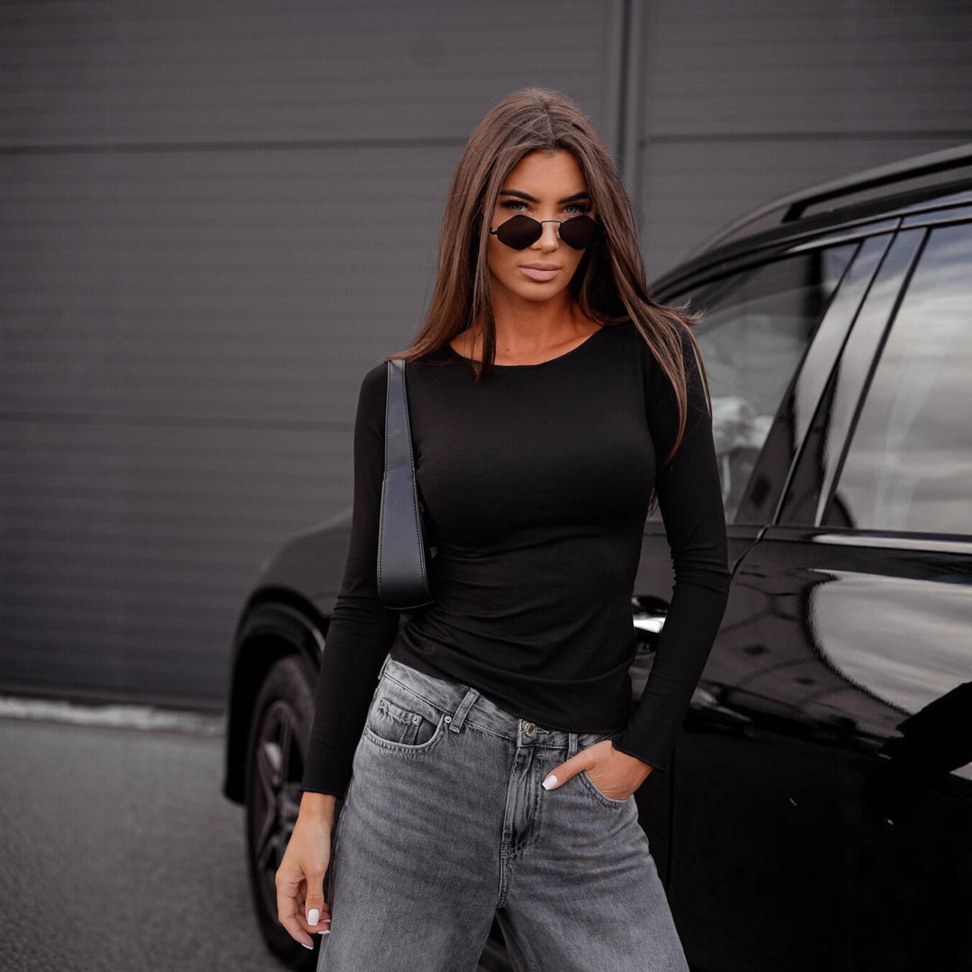 Damen figurbetontes Langarm-Shirt und weite High-Waist Denim-Jeans Eichborn Berlin